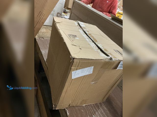 Lot 49-5482004 - Plastic Silver Plates (approx 100) Unused