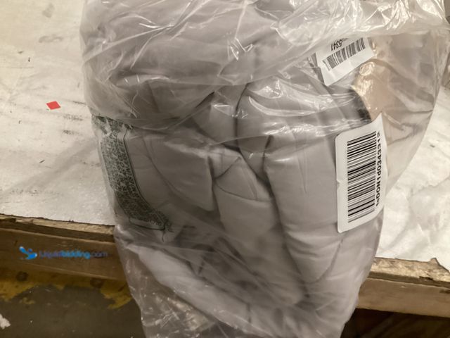 Lot 49-5551588 - Comforter Bed Set (Gray) (Queen) Unused