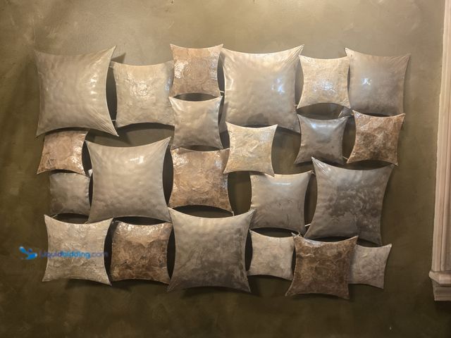 Lot 49-1805590 - 1 modern Sculpture XL   All metal wall hanging sculpture.    approx. 24"h  x 38"w 

beautiful all me...