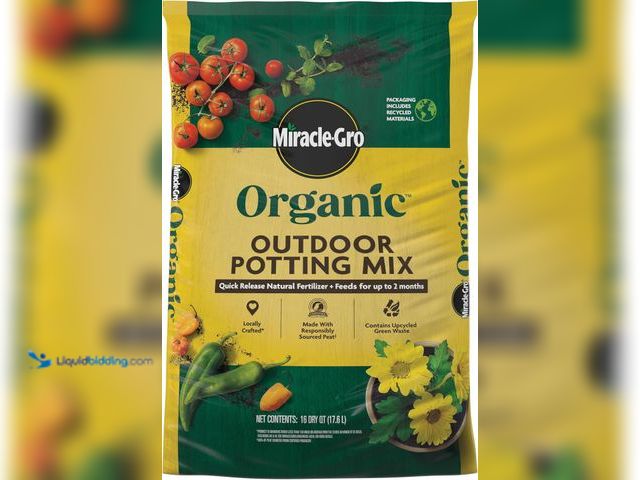 Lot 49-5558872 - QTY 2 - Miracle-Gro Organic Outdoor Potting Mix, 16 qt. MODEL:032247009546 NEW