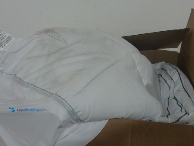 Lot 49-1568592 - White 72in x 84in Ultra Soft Comforter, Unused  Ref#LBREL