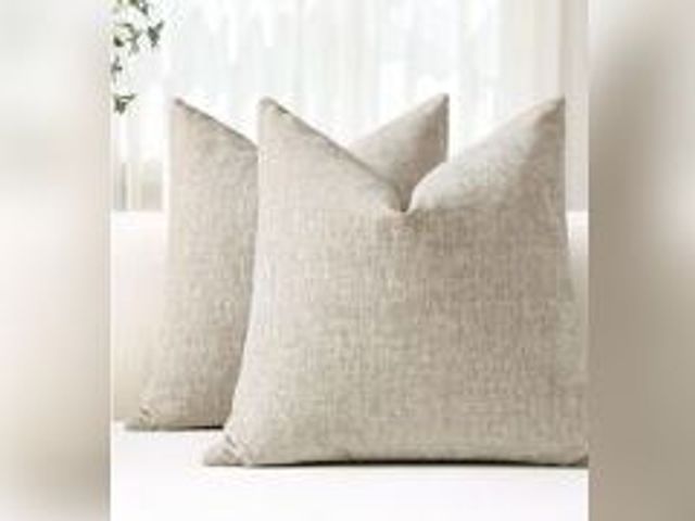 Lot 49-1807230 - Qty 4 24" x 24" Toss Pillows. Threshold beige New