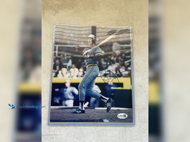 Lot 49-1977836 - Other MILWAUKEE BREWERS LEGEND ROBIN YOUNT AUTOGRAPHED 8X10 PHOTO WITH JSA COA #COINS0723