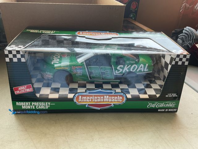 Lot 49-1977459 - Other NEW ERTL AMERICAN MUSCLE 1/18 SCALE DIECAST CAR ROBERT PRESSLEY MONTE CARLO #33 SKOAL