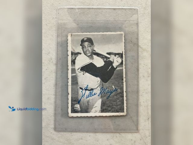 Lot 49-1811339 - COLLECTIBLE 1969 TOPPS #33 WILLIE MAYS DECKLE EDGE HALL OF FAMER AUTHENTIC