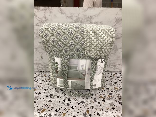 Lot 49-5406324 - Cargo home reversible quilt set king, Green/White, Unused, No factory Picture.