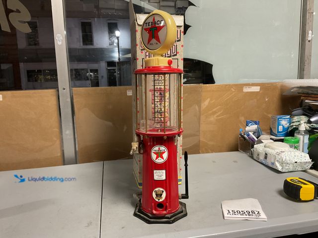 Lot 49-1505982 - VINTAGE GUM BALL FUELED GAS TANK TECACO GUM BALL MACHINE USED AND IN OPEN BOX BUT IN GOOD CONDITION ...