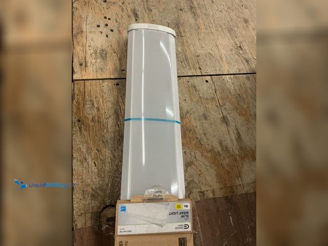 Lot 49-5463493 - Commercial Electric
1-Pack 48 in. 4000 Lumens Integrated LED White Wraparound Light 4000K Bright Wh...