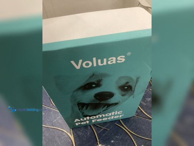 Lot 49-5490116 - Voluas Automatic Pet Feeder Item is unused, includes charger, attachments, scuffs