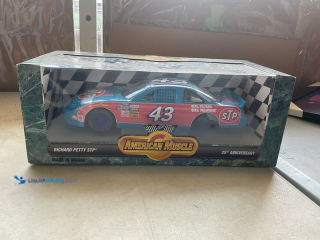 Lot 49-2009015 - Other NEW ERTL AMERICAN MUSCLE RICHARD PETTY STP 25TH ANNIVERSARY BOBBY HAMILTON 1/18 SCALE DIECAST ...