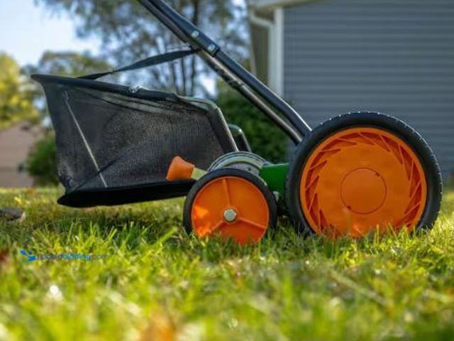Lot 49-3612349 - Scotts 20 in. Manual Walk Behind Reel Lawn Mower, Includes Grass Catcher, Model # 2010-20SG, Unused,...