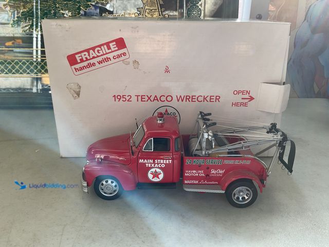 Lot 49-1830487 - COLLECTIBLE HIGH END DETAIL! DANBURY MINT 1/24 SCALE DIECAST CAR IN ORIGINAL BOX 1952 TEXACO WRECKER...