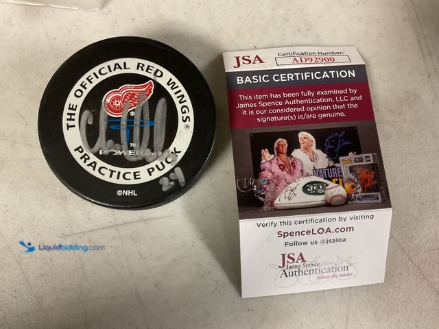 Lot 49-1505639 - COLLECTIBLE NICE DETROIT RED WINGS CHRIS CHELIOS AUTOGRAPHED HOCKEY PUCK WITH JSA COA #COINS1211