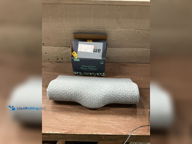 Lot 49-3528533 - Memory Foam Neck Pillow (clean) Used