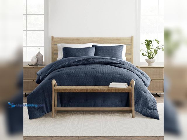 Lot 49-5413948 - Becky Cameron
Waffle Textured 3 Piece All Season Down-Alternative Queen Comforter Set in Navy NEW