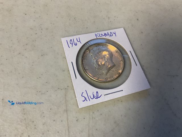 Lot 49-1830034 - 1964 KENNEDY HALF DOLLAR COIN 90% SILVER #COINS0219