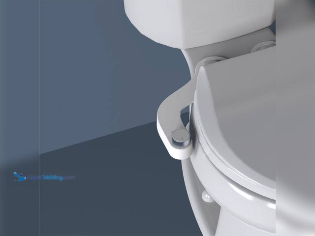 Lot 49-5435574 - Brondell
FreshSpa Comfort+ Ambient Temperature Non-Electric Bidet Attachment in White Unused (unabl...