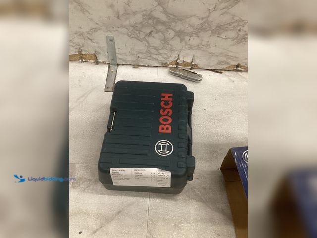 Lot 49-5483647 - Bosch 125 ft. Green 3-Point Self-Leveling Laser with VisiMax Technology, Integrated Multipurpose Mou...