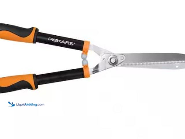 Lot 49-1569590 - Fiskars 23 in. Power-Lever Soft grip Hedge Shears, Model # 391814-1009, Slightly used.  Ref#SB0120