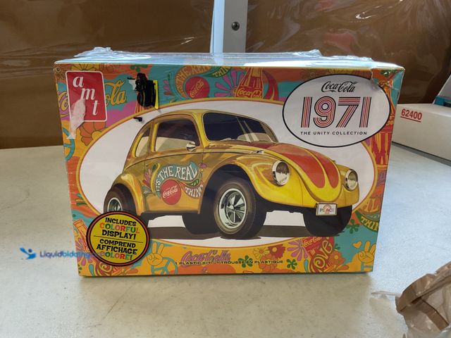 Lot 49-1814820 - COLLECTIBLE FACTORY SEALED AMT 1971 COCA COLA VOLKSWAGEN BEETLE 1/25 SCALE MODEL CAR KIT #COINS1211