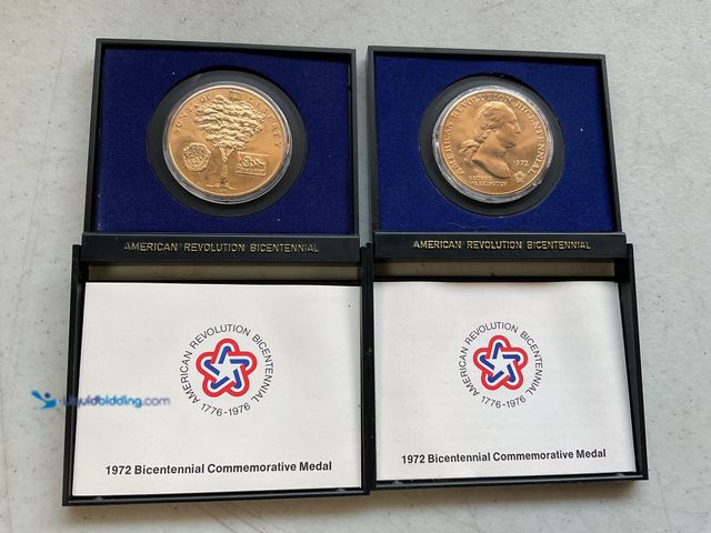 Lot 49-1804553 - 2 BICENTENNIAL COMMEMORATIVE MEDALS “AMERICAN REVOLUTION”
