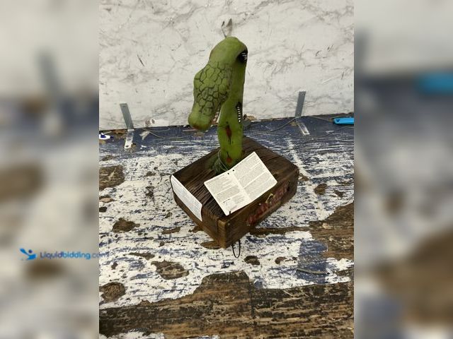 Lot 49-5558887 - Animatronic Zombie Snake Deluxe Halloween Decoration MODEL4:24 PM192937348536 NEW
