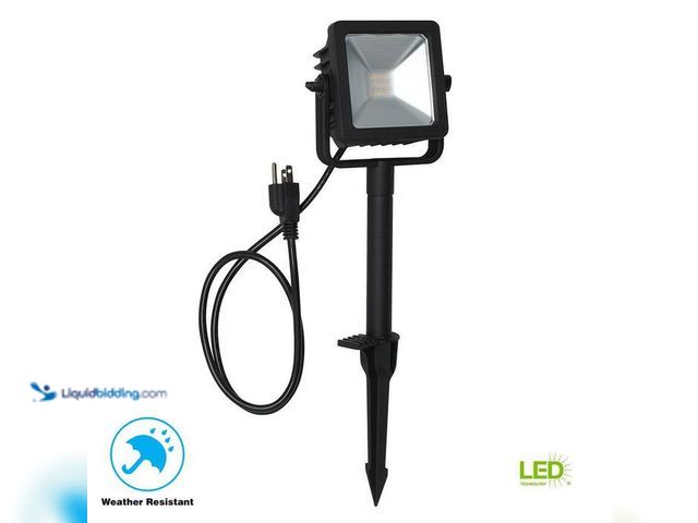 Lot 49-5412970 - 900 Lumen Plug-In Black Integrated LED Outdoor Landscape Flood Light, unused