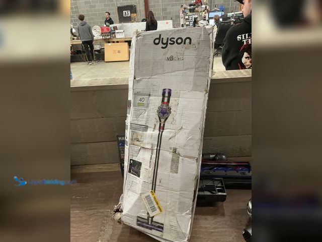 Lot 49-5449075 - Dyson V8 Vacuum (tested works) (battery and charger included) (dusty) Used