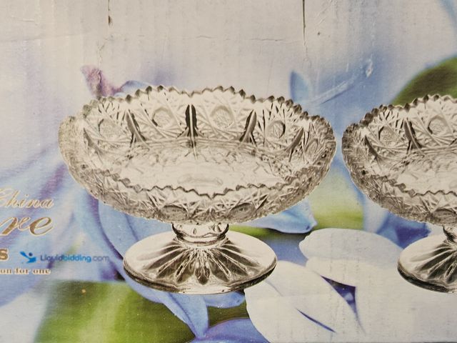 Lot 49-1984022 - 1 box, 6 pieces New Exquisite cut clear glass mini bowls.