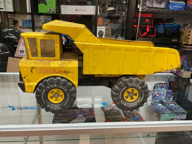 Lot 49-1810323 - COLLECTIBLE VINTAGE TONKA DUMP TRUCK PRESSED STEEL BIG WHEELS USED HAS ISSUES