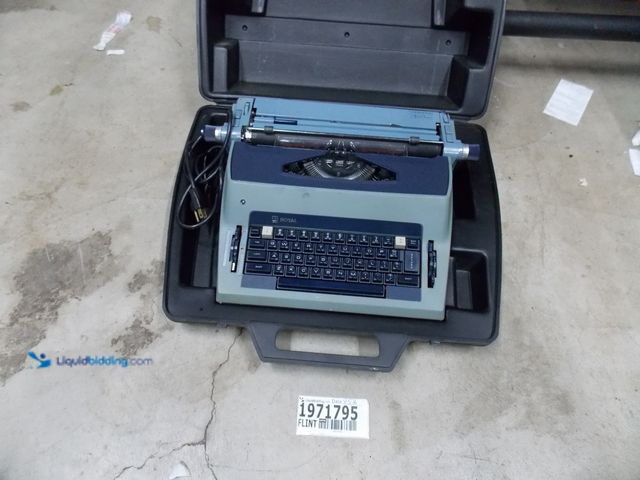 Lot 49-1971795 - 1 Royal SP-9000 Vintage Typewriter Royal Centurion Award Series Vintage Electric Typewriter Used In ...