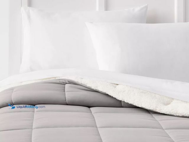 Lot 49-2001323 - Room Essentials Full/Queen Faux Shearling Washed Microfiber Reversible Comforter Gray - Room Essenti...