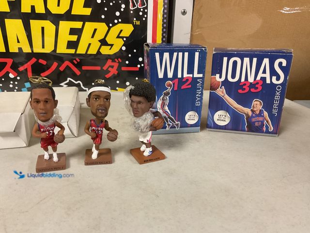 Lot 49-3503296 - Other LOT OF 5 DETROIT PISTONS BOBBLE HEADS AND ORNAMENTS INCLUDING TAYSHAUN PRINCE, RASHEED WALLACE...