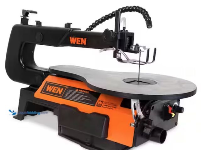 Lot 49-2001227 - WEN 1.2 Amp 16 in. 2-Direction Variable Speed Scroll Saw, Model # 3921, Slightly used, Has attachmen...