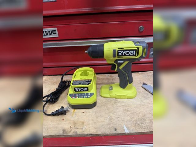 Lot 49-1910266 - Drill and charger