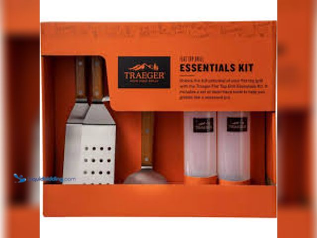 Lot 49-5479019 - Traeger 5-Piece Flat Top Griddle Tool Set with Wooden Handles. Model # BAC733 New/Factory Sealed