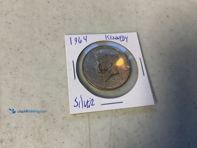 Lot 49-1830033 - 1964 KENNEDY HALF DOLLAR COIN 90% SILVER #COINS0219