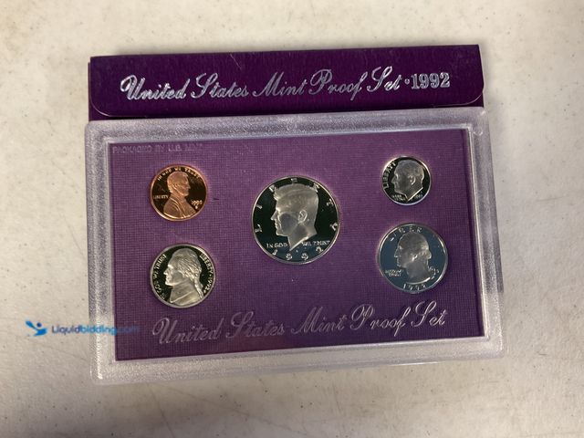 Lot 49-5467318 - 1992 UNITED STATES MINT PROOF SET 5 COINS IN HARD PLASTIC CASE AND ORIGINAL SLEEVE