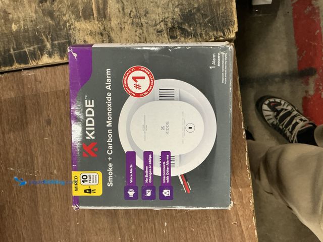 Lot 49-3563541 - Kidde 10-Year Battery and Hardwired Smoke and Carbon Monoxide Detector, Interconnectable, LED Lights...