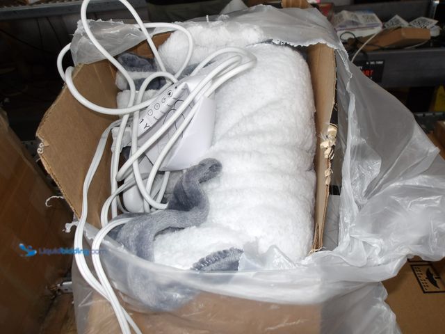 Lot 49-1513946 - Heat Plush Cozy Blanket, Grey, White, Unused (Tested works)  Ref#4G-0723