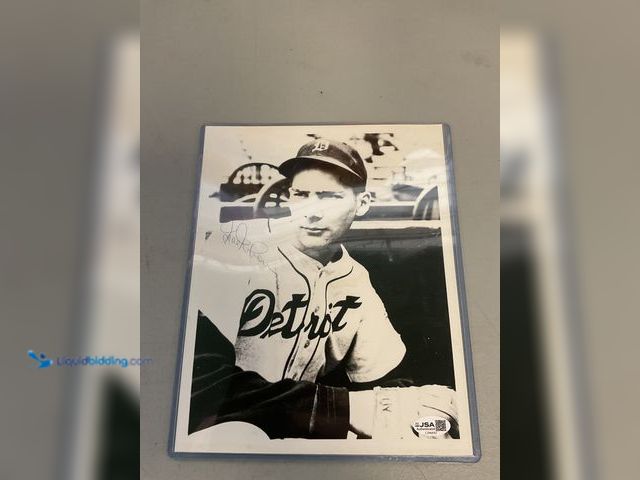Lot 49-1820860 - COLLECTIBLE AUTOGRAPHED HAL NEWHOUSER 8X10 DETROIT TIGERS PICTURE IN HARD CASE. JSA CERTIFICATION. A...
