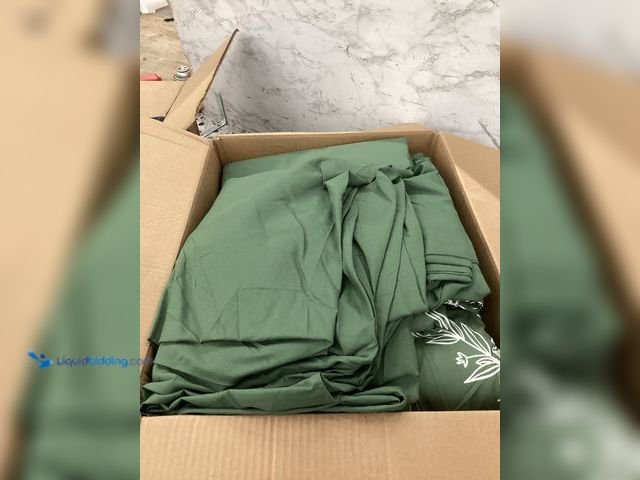 Lot 49-5460533 - Green Floral Comforter Set 100% Microfiber Item is used.