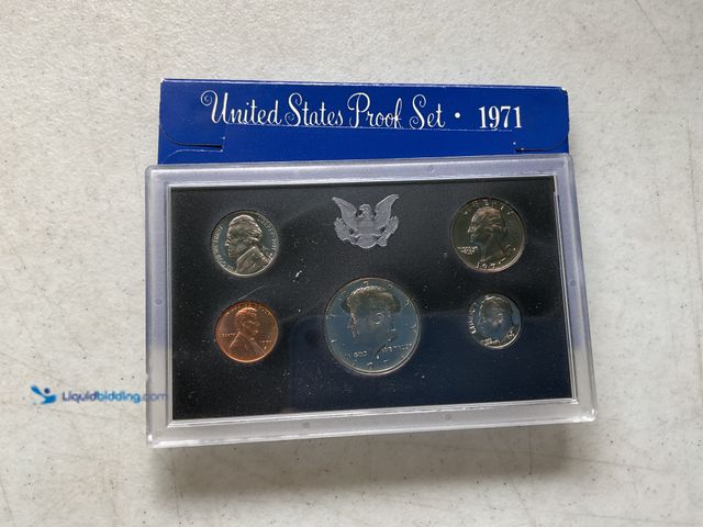 Lot 49-1830601 - 1971 UNITED STATES PROOF SET 5 COINS IN HARD PLASTIC CASE AND ORIGINAL SLEEVE #COINS0219