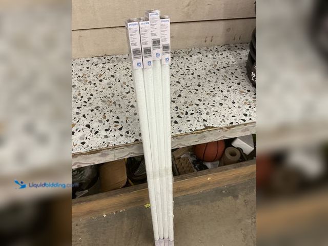 Lot 49-3536902 - QTY 4 - Philips Alto 32w 48 In. Cool White T8 Medium Bi-pin Fluorescent Tube Light Bulb (2-pack). Mo...