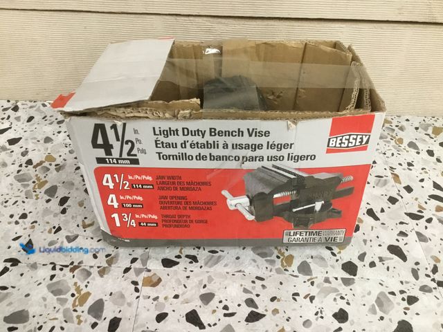 Lot 49-3513420 - BESSEY 4-1/2 in. Light Duty Bench Vise with Swivel Base. [Model # BV-HW45] Used