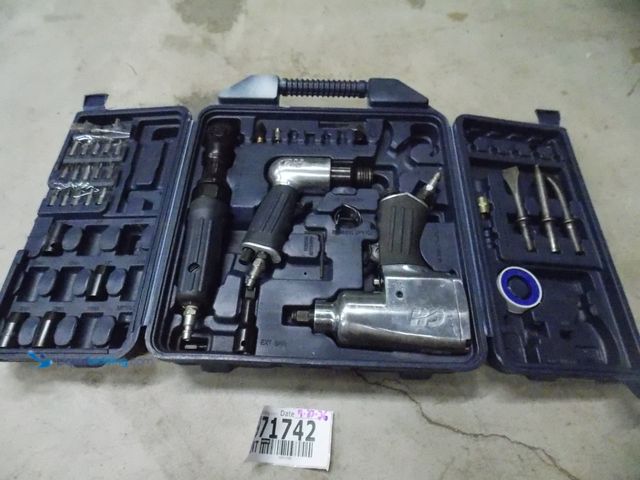 Lot 49-1971742 - 1 Campbell Hausfeld NV Air Powered Campbell Hausfeld 3 Piece Air Tool Set, 3/8" Ratchet, 1/2" Drill,...