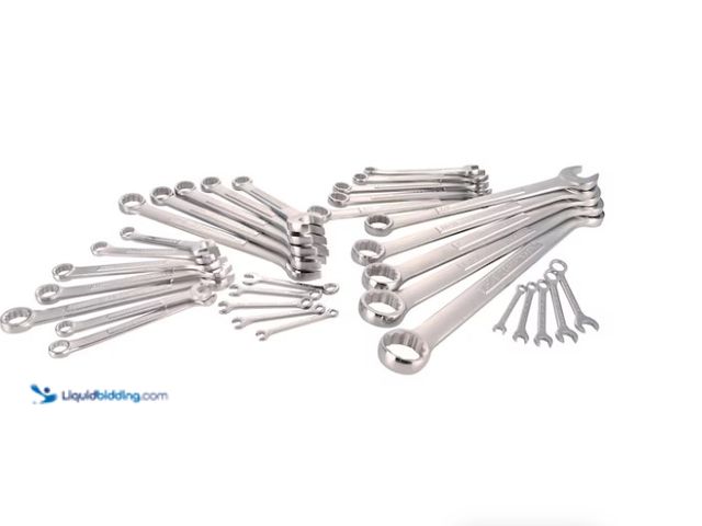 Lot 49-1571113 - CRAFTSMAN 32 -Piece Set Metric and standard (SAE) Standard Combination Wrench (no case), Model #CMMT...