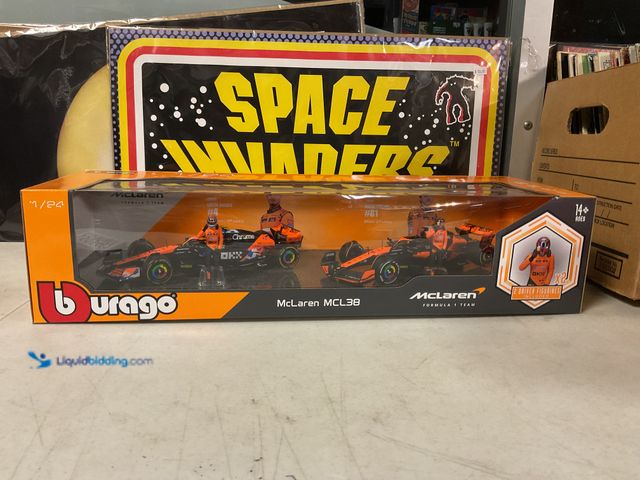 Lot 49-1505461 - COLLECTIBLE AMAZING LARGE 1/24 SCALE DIECAST F1 FORMULA 1 RACING TEAM MCLAREN 2 CAR SET INCLUDING PI...