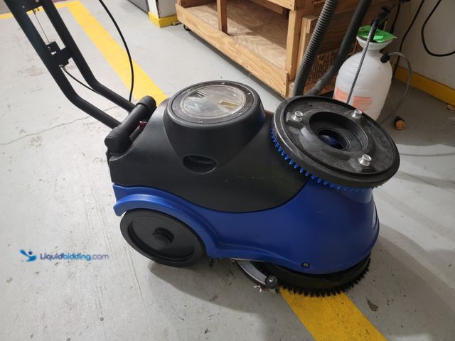Lot 49-1816011 - 1 Clarke MA50 Micro Scrubber 15B Floor Scrubber Clarke MA50 ™ 15B Walk-Behind Scrubber—complete with...