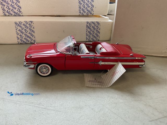 Lot 49-1505222 - COLLECTIBLE HIGH END DETAIL! FRANKLIN MINT 1/24 SCALE DIECAST 1960 CHEVROLET IMPALA CONVERTIBLE IN O...